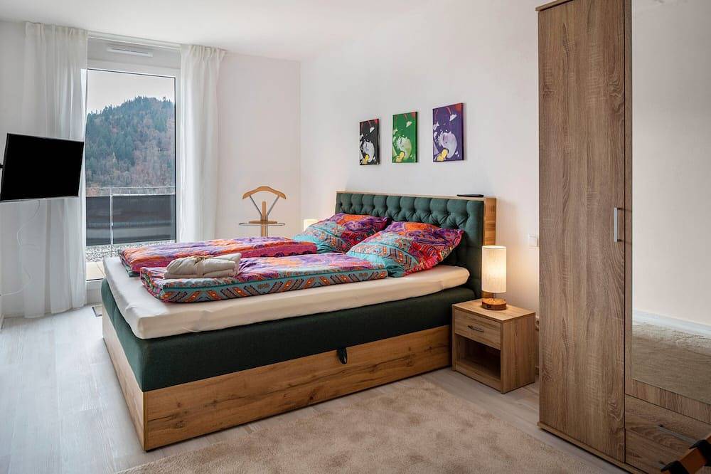 Ganze Wohnung, Ferienwohnung 'Felsenkeller 16' mit toller Aussicht ins Tal, privater Terrasse und Wi-Fi in Waldkirch, Südschwarzwald