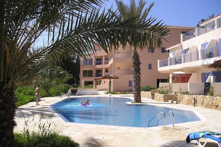 Paradise Villa, 3 bedrooms, roof terrace, pool, free Wi-Fi, close to amenities in Paphos, Südzypern
