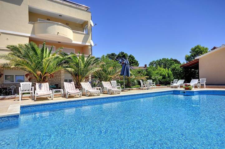 Ferienwohnung für 2 Personen, mit Pool und Garten sowie Terrasse, kinderfreundlich in Medulin - 2