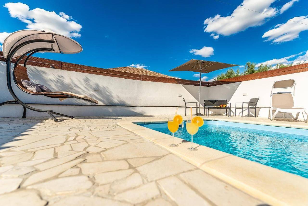 Ganze Wohnung, 3 Zimmer Apartment mit Terrasse und Seeblick in Pakostane, Zadar