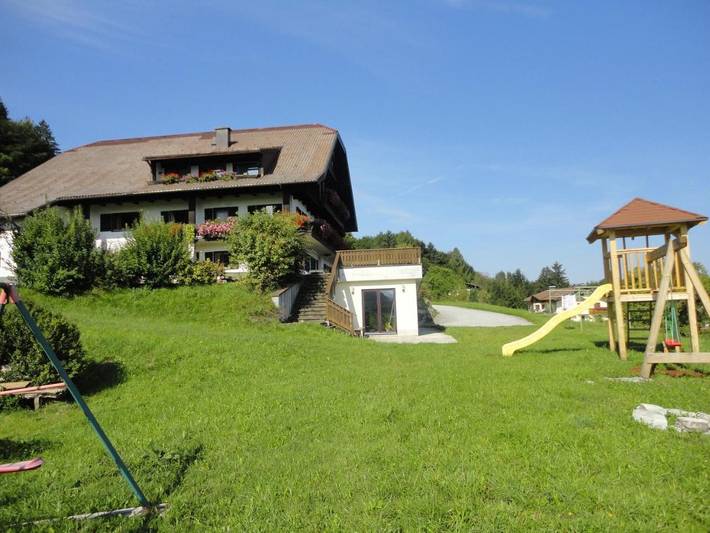 Ferienwohnung für 3 Personen, mit Balkon und Terrasse sowie Garten und Seeblick in Fuschlsee