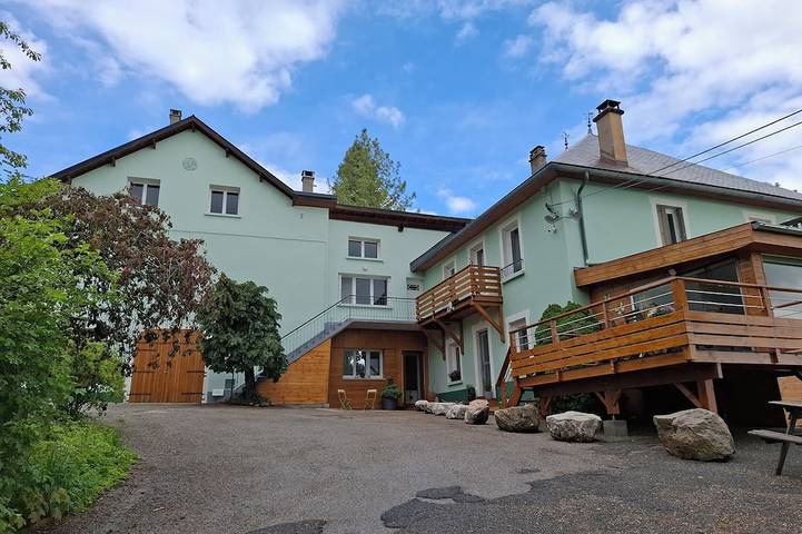 Gîte pour 4 personnes, avec piscine ainsi que jardin et balcon, animaux acceptés dans Pic de Céüse