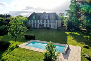 Maison d’hôte pour 15 personnes, avec piscine et jardin dans Villotran