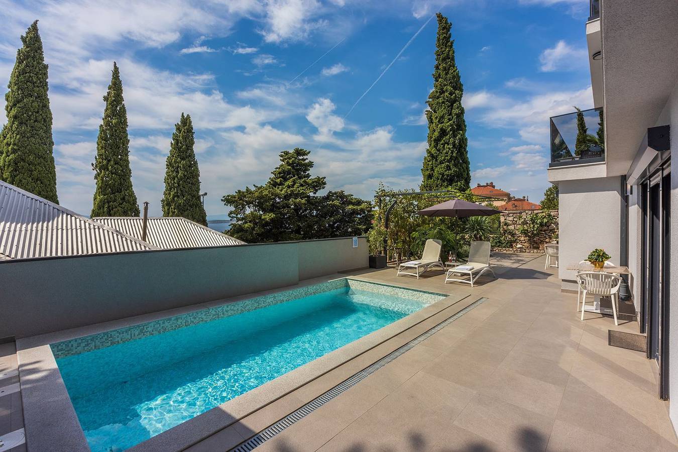 Ganze Wohnung, Helles Apartment nur 500 Meter zum Sandstrand mit tollem Pool in Crikvenica, Primorje-Gorski Kotar