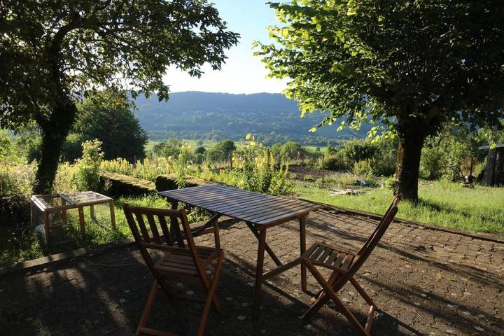 Chambre d’hôte pour 9 personnes, avec jardin et vue, animaux acceptés dans le Cantal - 2