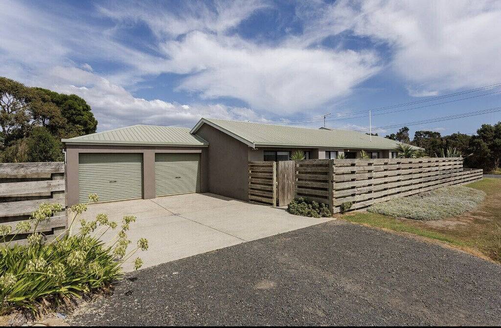 Holiday Home for 10 People in Smith's Beach, Philip Island