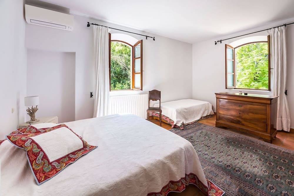 Villa Des Papes - Three Bedroom Villa, Sleeps 8 in Le Pontet, Vaucluse