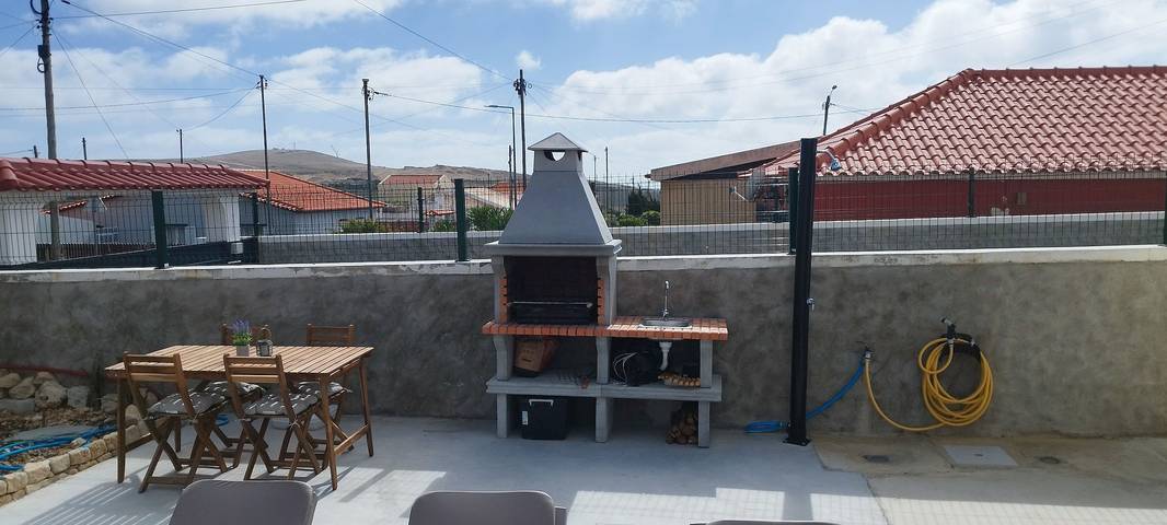 Ferienhaus 'Moradia Girassol Porto Santo' mit Bergblick, privatem Pool und WLAN in Porto Santo, Madeira