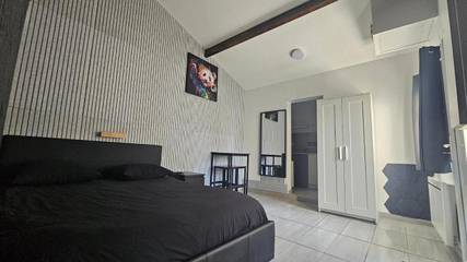 Gîte pour 2 personnes, avec jardin ainsi que vue et terrasse à Drancy