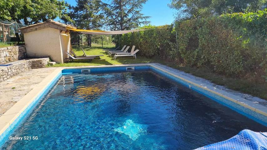 Gîte pour 2 personnes, avec Jardin ainsi que Piscine et Vue dans les Alpes-de-Haute-Provence