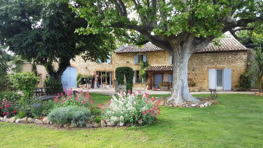 Gîte pour 2 personnes, avec vue ainsi que jardin et piscine à Jonquières