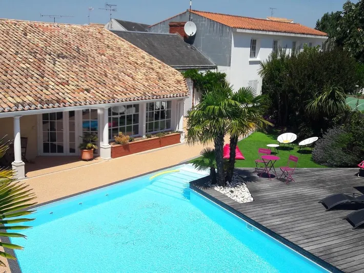 Hotel para 3 personas, con piscina además de vistas y jardín - 1