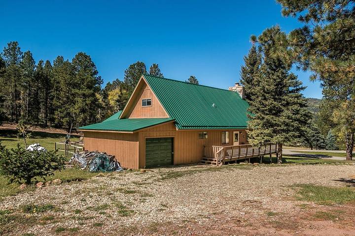 Vacation rental for 10 people, with hot tub and pool as well as balcony, with pets in Angel Fire