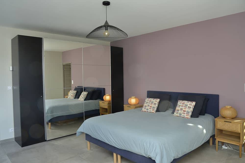 Beautiful house with heated infinity pool overlooking Barjac in Barjac, Alès region