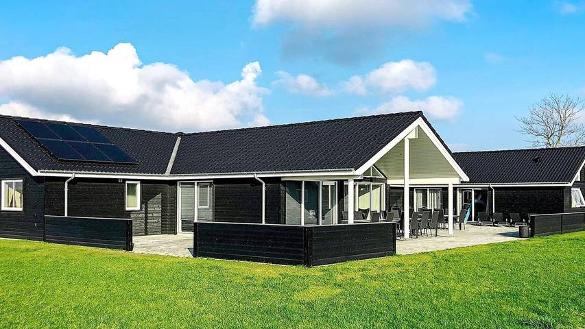 Ferieudlejning for 27 personer, med sauna og pool såvel som terrasse og jacuzzi i Djursland