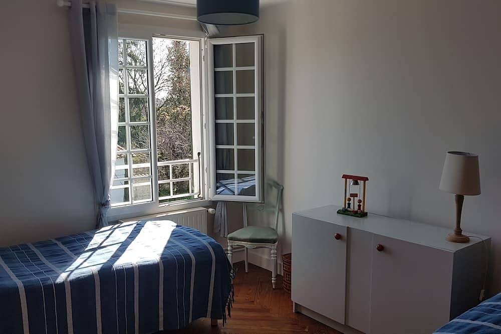 8 pers / House and charming garden -calme garanti- with swimming pool in town in Surgères, Region de Rochefort