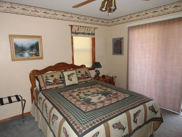 Vacation rental for 12 people, with pool and yard, with pets in Beaver Lake