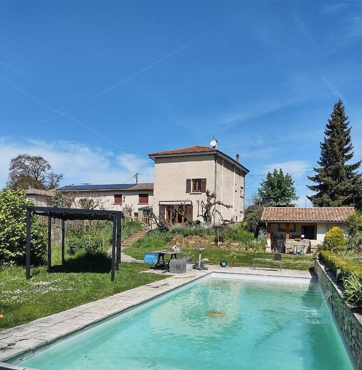 Gîte pour 2 personnes, avec Terrasse ainsi que Jardin et Piscine à Chonas-l'Amballan
