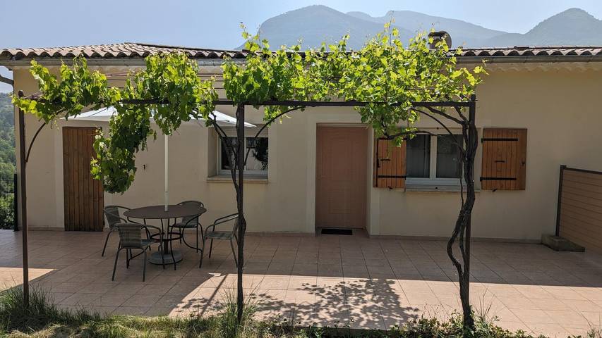 Gîte für 2 Personen, mit Terrasse und Garten sowie Pool in Rémuzat