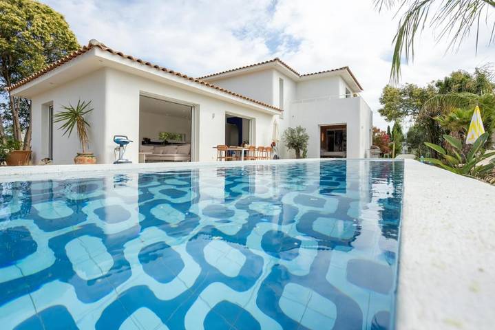 Villa pour 6 personnes, avec terrasse et piscine