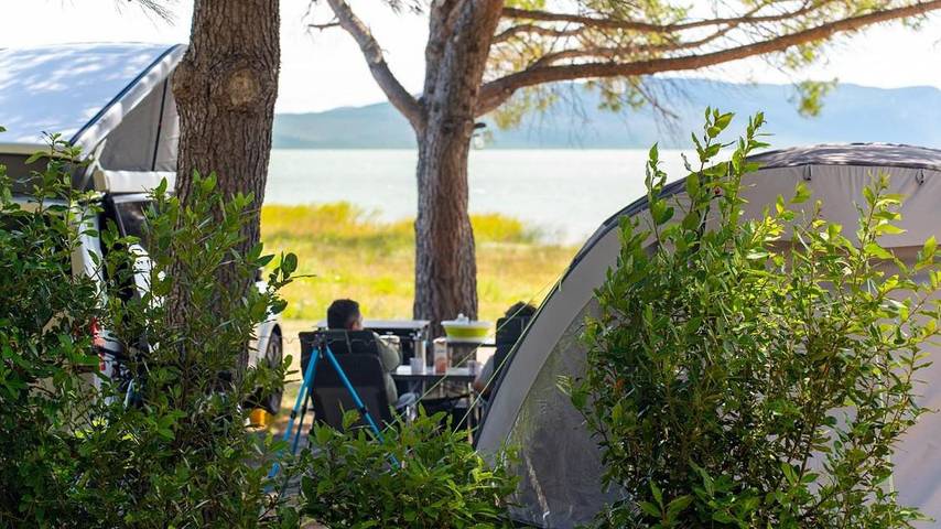 Camping für 6 Personen, mit Garten und Ausblick sowie Seeblick in Pakostane