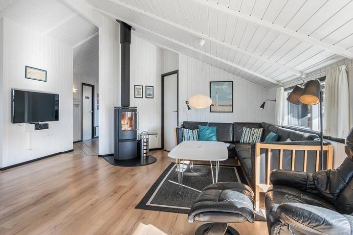 Beach-close holiday home for 10 guests with sauna and whirlpool in Bjerregard, Holmsland Klit