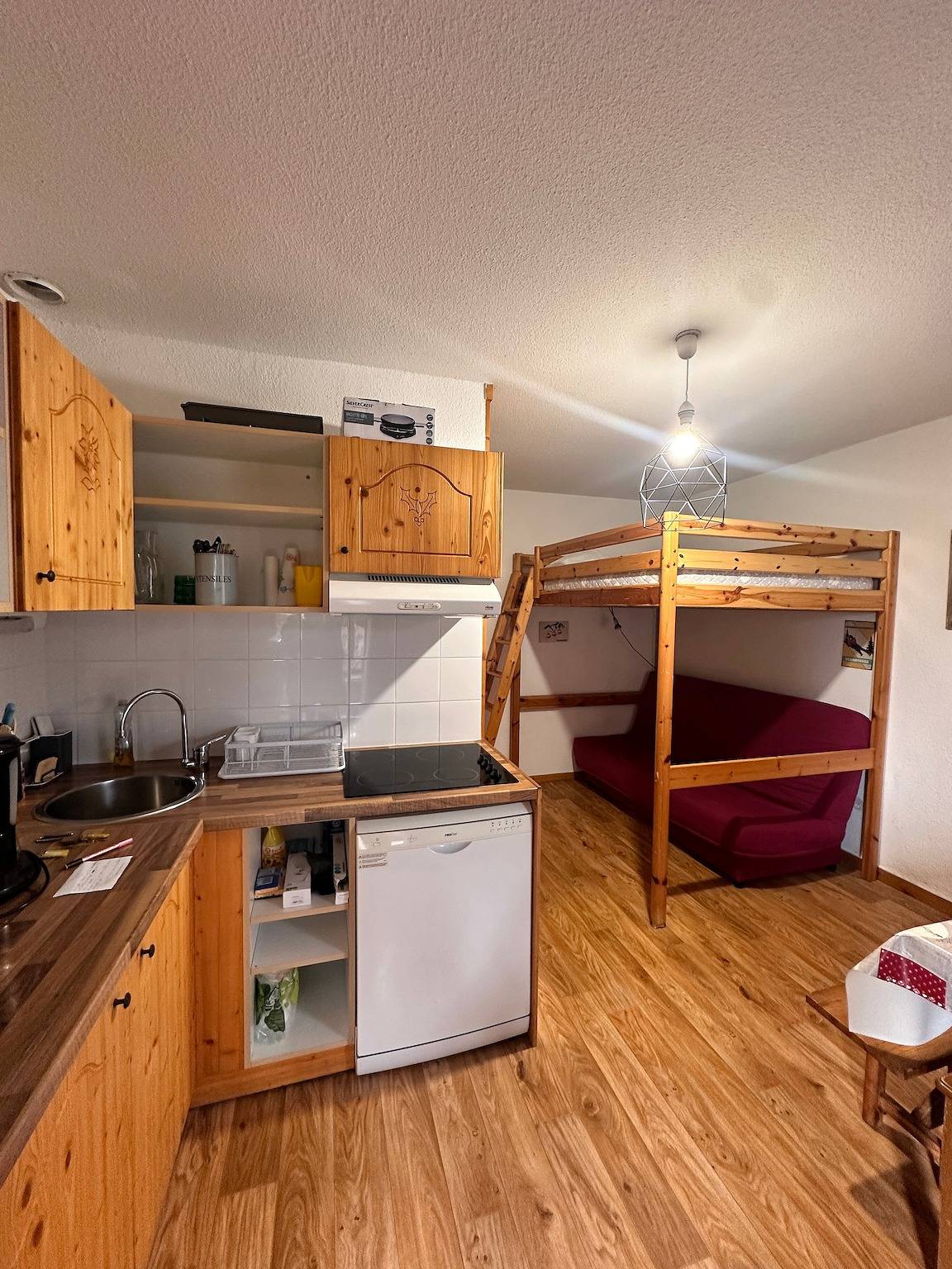 Ganze Wohnung, Appartement „La Cabane“ in Chamrousse, private Terrasse, direkt an der Piste in Chamrousse, Nationalpark Écrins