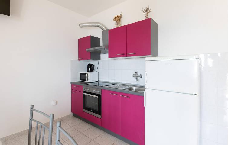Ganze Ferienwohnung, Charmantes Apartment mit Terrasse, WLAN und Strandzugang in 2 km Entfernung in Lokva Rogoznica, Omis-Riviera