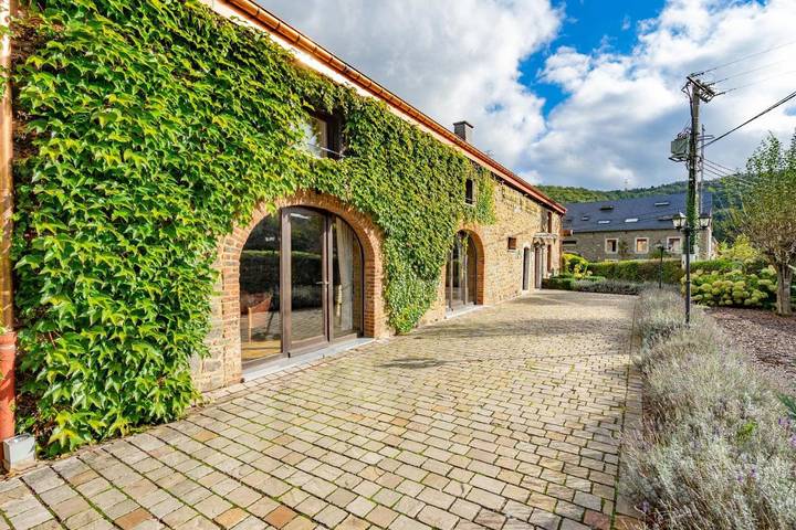 Maison de vacances pour 29 personnes, avec vue et jardin ainsi que piscine et sauna à Rendeux