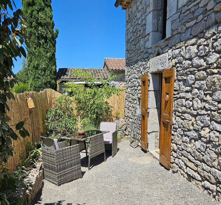Chambre d’hôte pour 2 personnes, avec vue et jardin ainsi que terrasse et piscine à Labeaume - 2