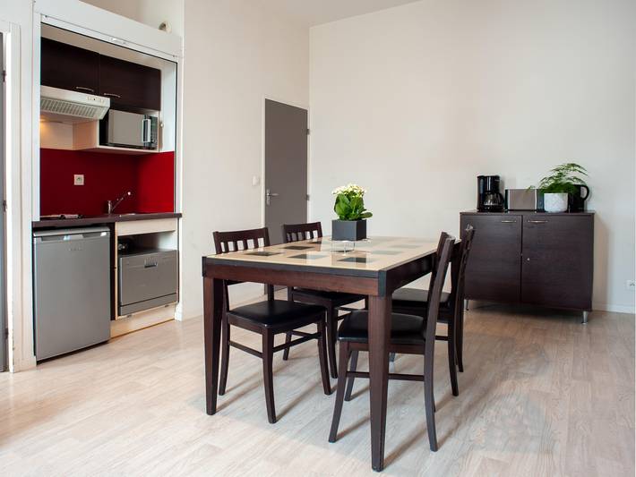 Gîte pour 4 personnes, avec piscine ainsi que terrasse et sauna, adapté aux familles à Dinan - 4