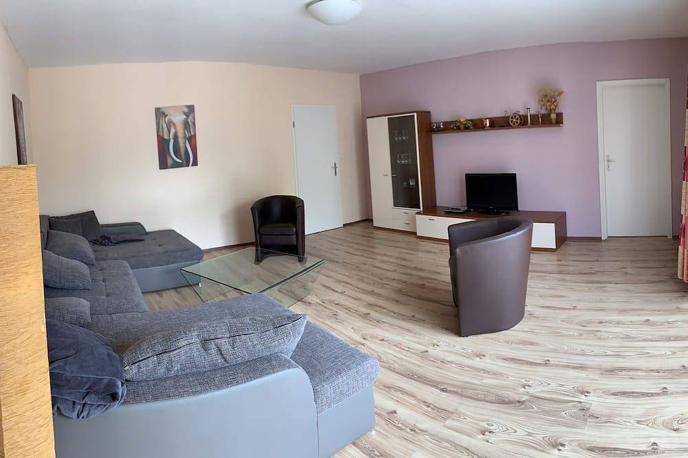 Holiday house, Baltic Sea, max. 9 person, 130m², trampoline, fishing motor boat, kiting, boat in Neuendorf (Bei Saal), Saal