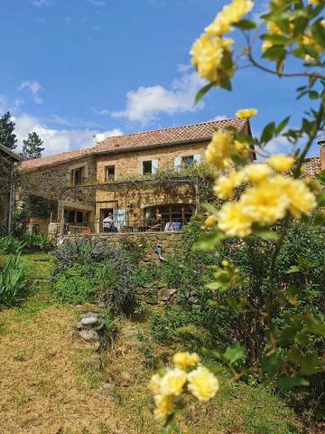 Gîte pour 8 personnes, avec vue ainsi que jardin et piscine à Les Salelles