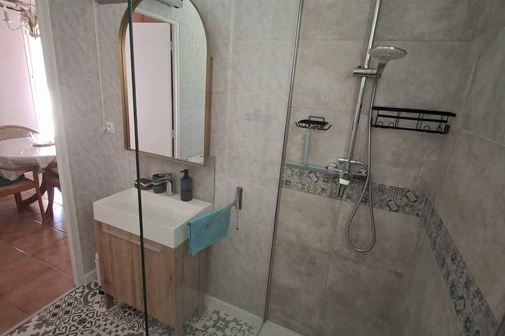Apartamento entero, Air-conditioned, bright, and quiet studio in Gréoux-les-Bains in Gréoux-les-Bains, Alpes de Alta Provenza