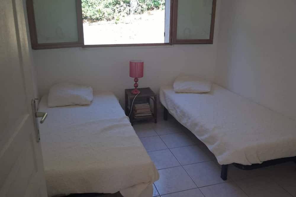 Casa su terreno rialzato formato da 3 grandi restanques fiancheggiate da alberi calmi. in Calcatoggio, Ajaccio e dintorni