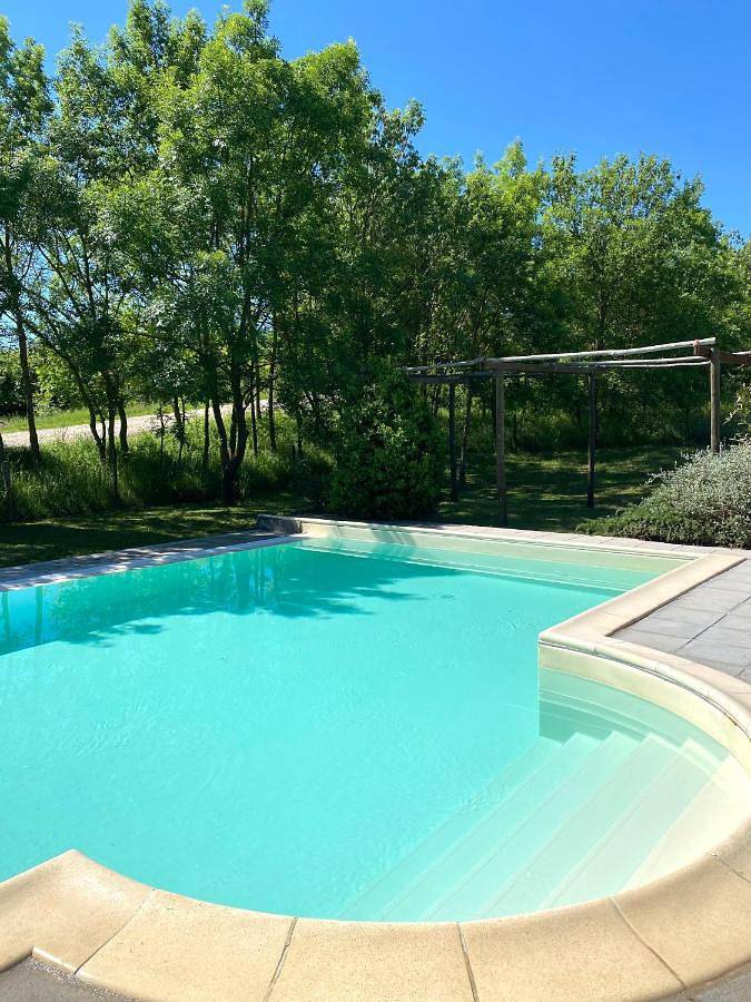 Agriturismo per 2 persone, con piscina e terrazza nonché giardino e panorama, con animali domestici a Pomarance