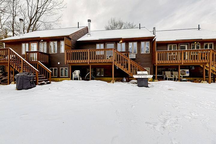 Vacation rental for 8 people, with yard and terrace as well as pool in Bartlett