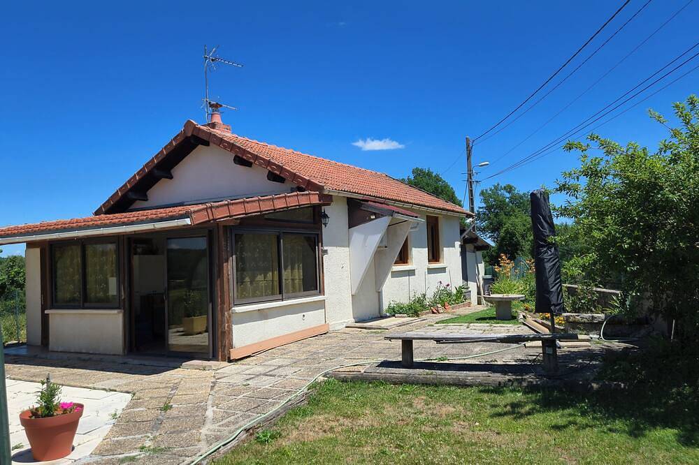 Petite Maison de Campagne Avec Piscine Couverte et Chauffée in Flayat, Parque Natural Regional de Millevaches en Lemosín