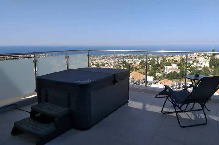 Ferienwohnung für 4 Personen, mit Pool und Whirlpool sowie Balkon und Garten auf Zypern