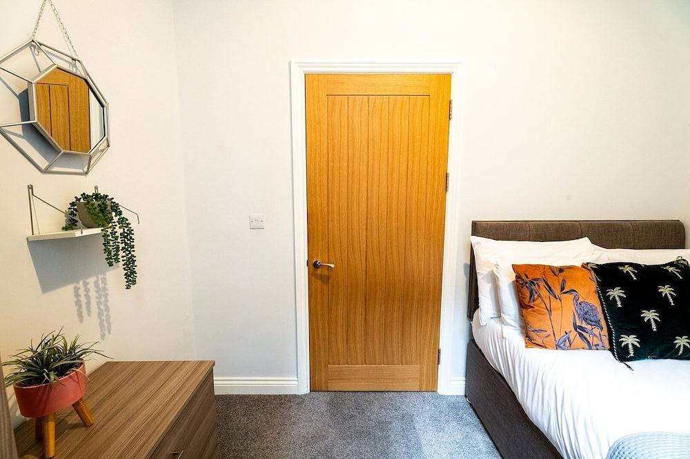 Entire apartment, Cohost Partners Serene Chapel Retreat King Bed Sleeps 4 in Swansea, Swansea region