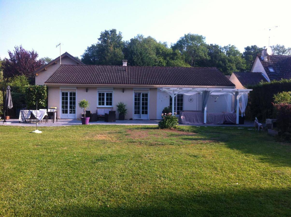 Maison reposante plein sud sans vis à vis avec piscine in Le Châtelet-en-Brie, Seine-et-Marne