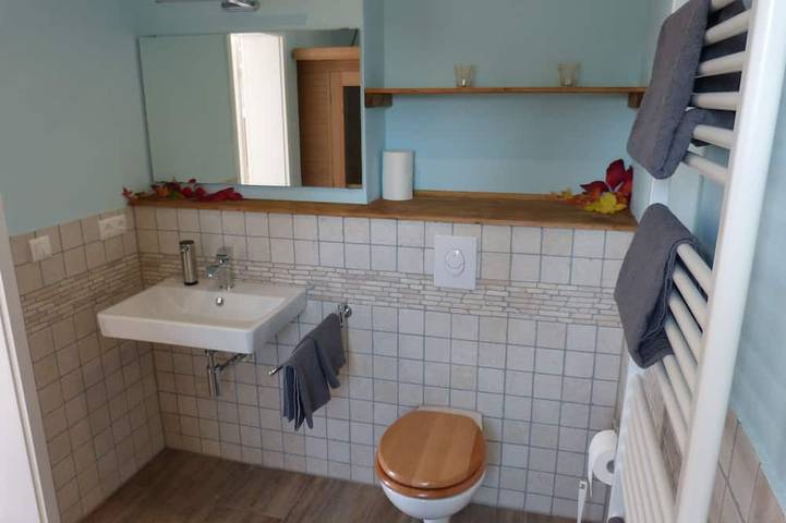 Ganze Wohnung, Gemütliche FeWo (2+2) mit Wellnessfaktor im Seenparadies - Langes Haus Lychen in Lychensee, Lychen
