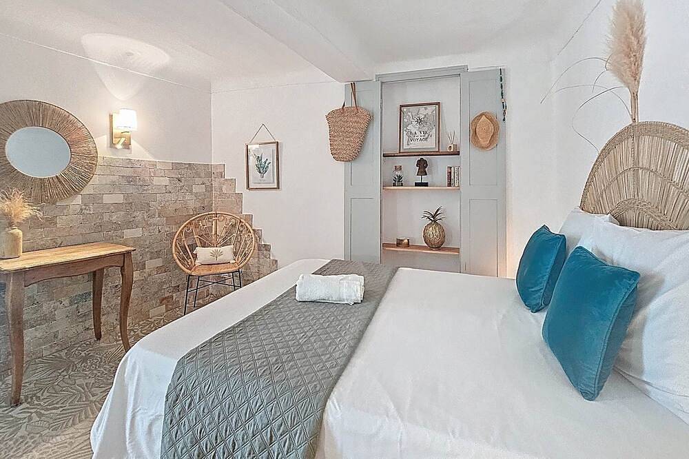 Entire apartment, Le Figuier de Saint-Cé - Small garden - Terrace - View in Saint-Cézaire-sur-Siagne, Mediterranean Coast (France)