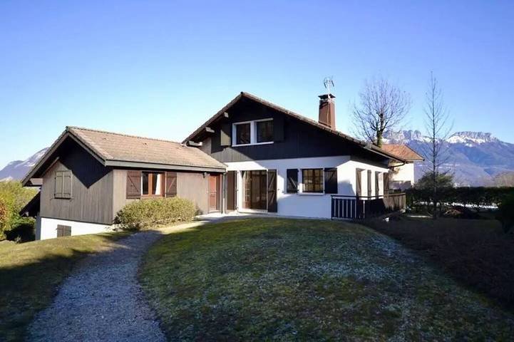 Quiet house with beautiful view of Lake Annecy in Sévrier, Parque natural regional del Macizo de Bauges
