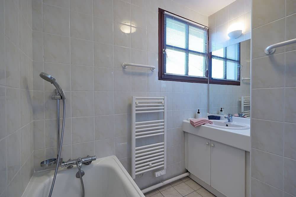 Peaceful Villa in Castle Park in Salles, Arcachon region