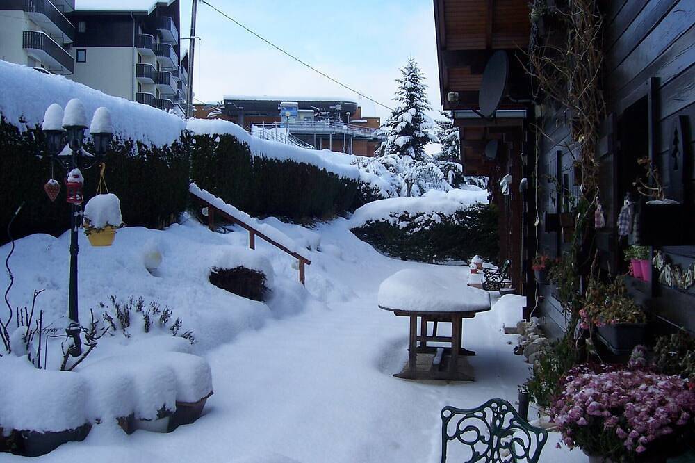 Entire apartment, Cosy mountain studio;superb lake/mountain views;100mtr ski lift;sleeps 2/3;Wifii in Thollon-les-Mémises, Thonon-les-Bains region