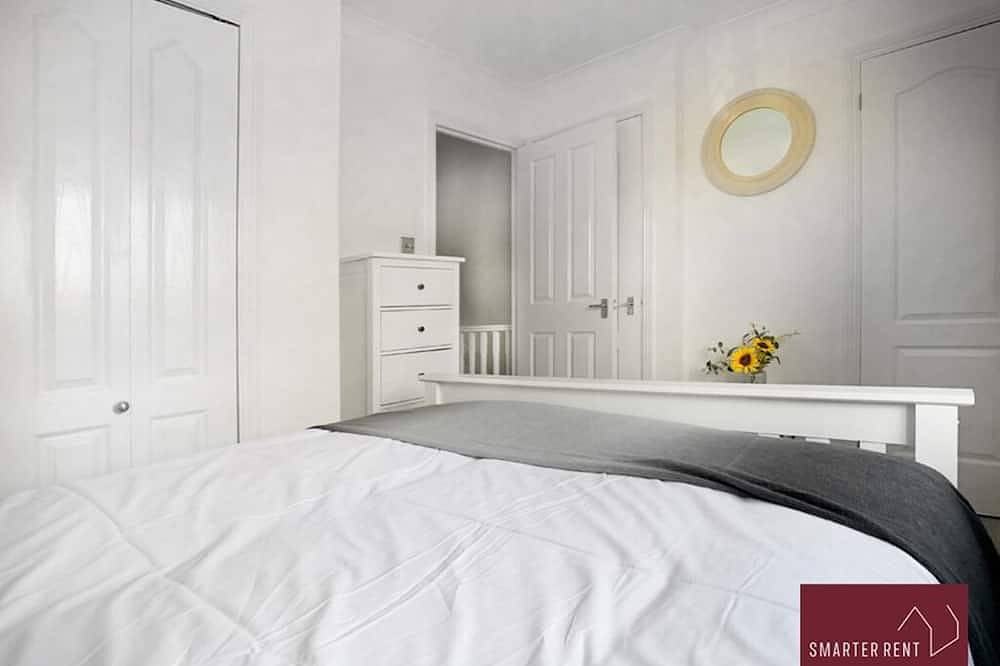 Woking - Garden, Parking, Pets Welcome in Woking, Surrey