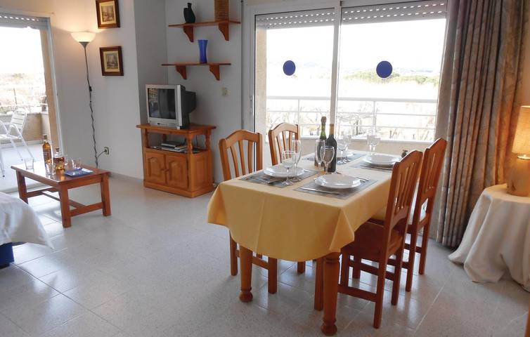Appartement de vacances entier, Appartement confortable à la plage : Air conditionné, terrasse et cuisine in Els Pins Blanes, Blanes