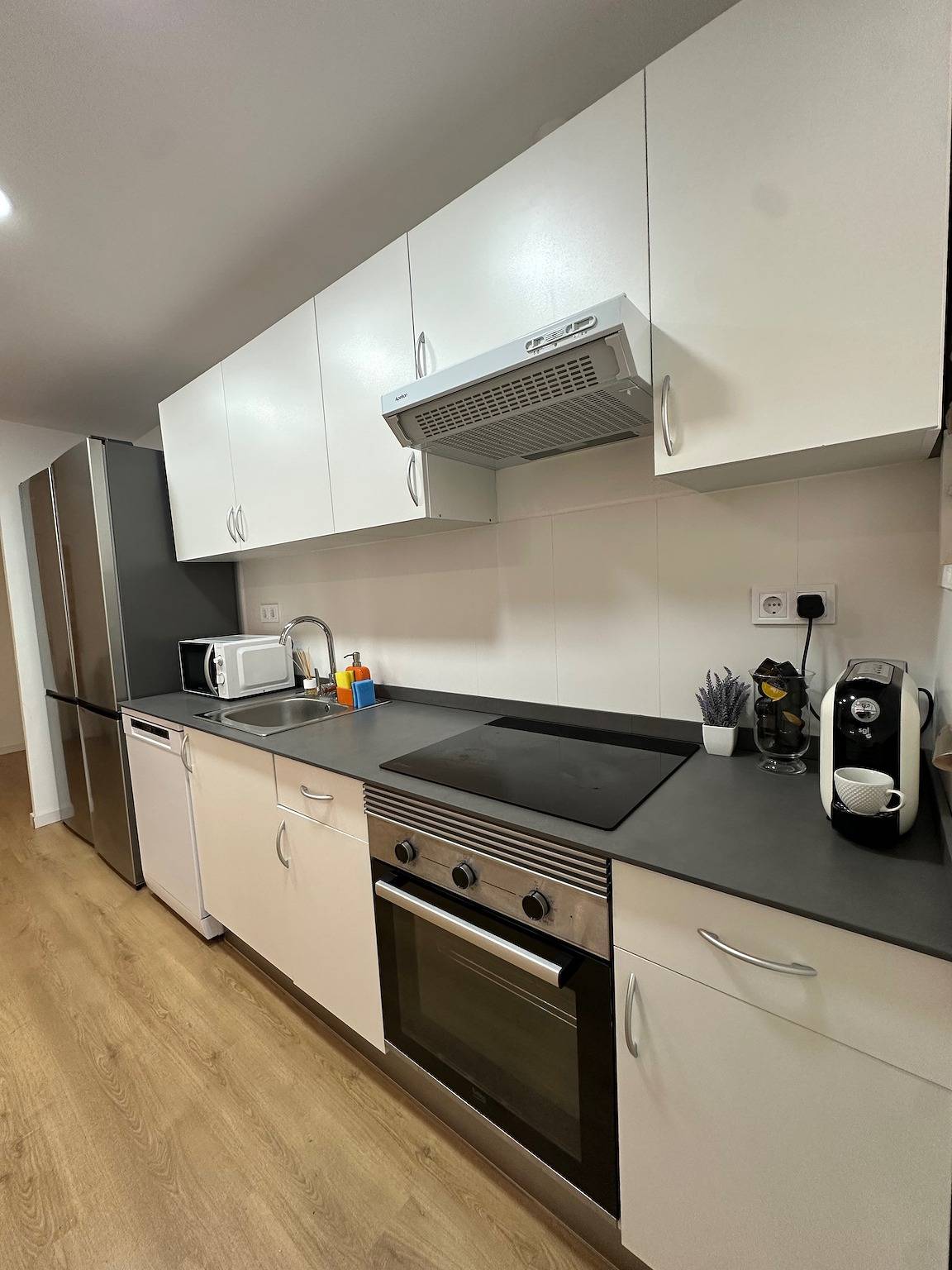 Apartamento de férias inteiro, 4 Bed Flat - Sleeps 8 - Wifi - Balcony in Centro Barcelona, Barcelona