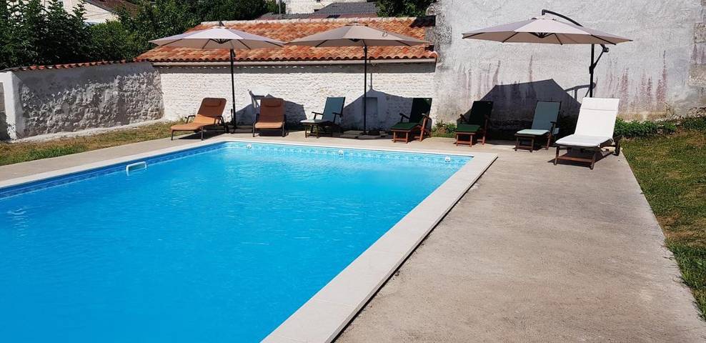 Location de vacances pour 10 personnes, avec Balcon et Terrasse ainsi que Jardin et Piscine à Saint-Maigrin - 4